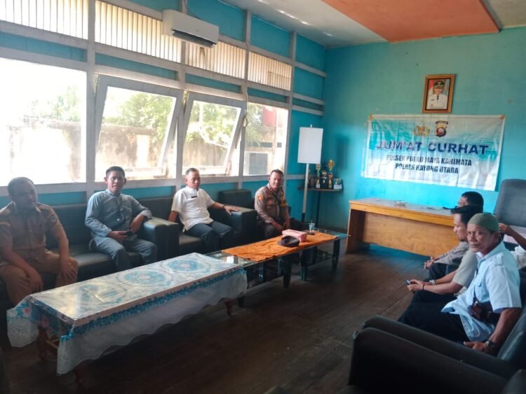 KAPOLSEK PULAU MAYA KARIMATA MELAKSANAKAN KEGIATAN JUM’AT CURHAT DI KANTOR CAMAT PULAU MAYA.