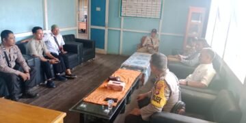 KAPOLSEK PULAU MAYA KARIMATA MELAKSANAKAN KEGIATAN JUM’AT CURHAT DI KANTOR CAMAT PULAU MAYA.