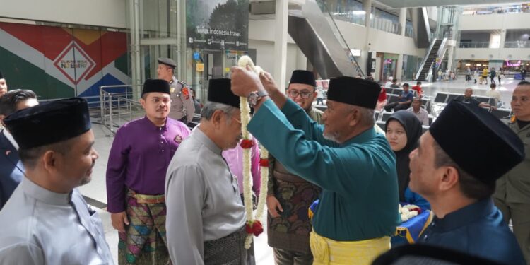 Rombongan Pemkab Langkat Sambut Kedatangan President DMDI di Bandara Kuala Namu
