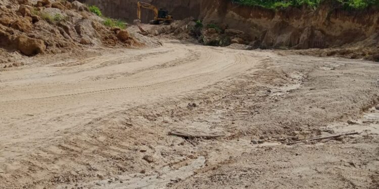 Penambang Galian C Jenis Tanah Gunung Tanpa Izin, Berdekatan Dengan Polsek Kampung Dalam