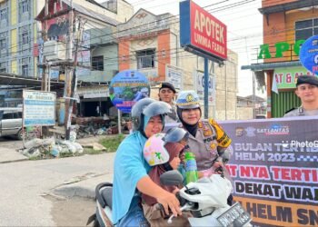 Gelorakan budaya Tertib Berlalulintas, Kasat Lantas Polres Pelalawan Beri Reward Kepada Pengendara Sepeda Motor