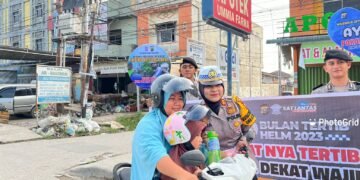 Gelorakan budaya Tertib Berlalulintas, Kasat Lantas Polres Pelalawan Beri Reward Kepada Pengendara Sepeda Motor