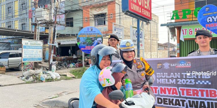 Gelorakan budaya Tertib Berlalulintas, Kasat Lantas Polres Pelalawan Beri Reward Kepada Pengendara Sepeda Motor