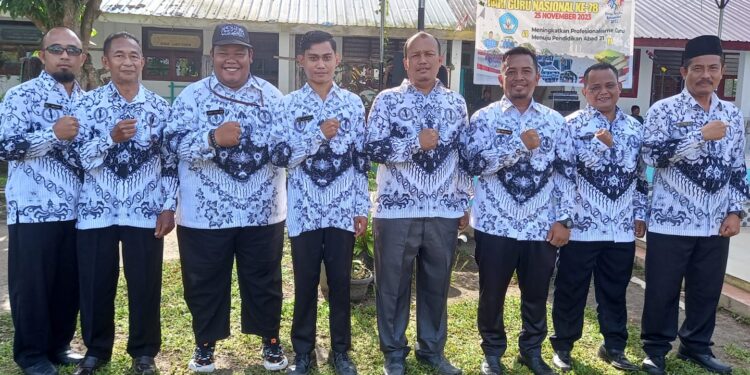 Semangat Meriah Peringatan HUT PGRI Dan HGN Di UPTD SMPN 3 Pulau Rakyat