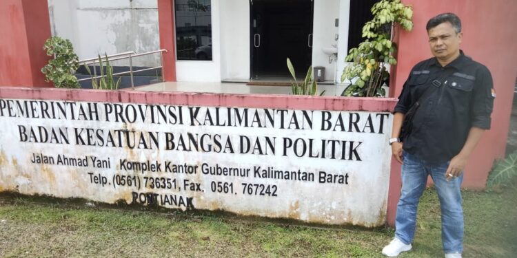 Ketua DPW profesional jaringan mitra negara(PROJAMIN) Kalbar, Eko Jatmiko,mendaftar kan keberadaan organisasi nya ke kesbangpol provinsi