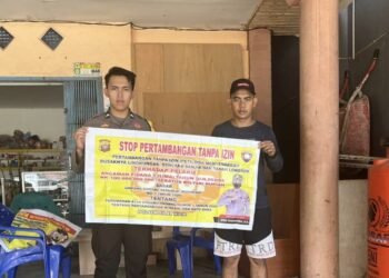 Kapolsek Silat Hilir IPDA EGIDIUS EGI, S.H. Bersama Tim Lakukan Sosialisasi dan Himbauan kepada Pekerja PETI di Sungai Kapuas Silat