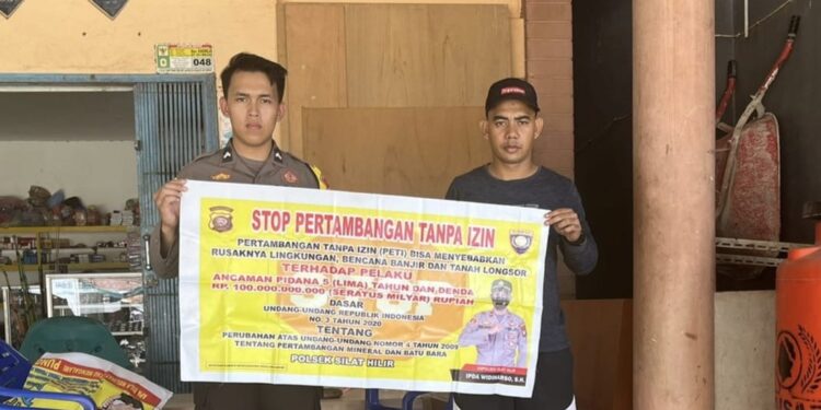 Kapolsek Silat Hilir IPDA EGIDIUS EGI, S.H. Bersama Tim Lakukan Sosialisasi dan Himbauan kepada Pekerja PETI di Sungai Kapuas Silat