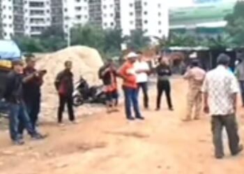 Ricuh, Diduga Sekelompok Orang Mengambil Barang Besi Yang Masih Sitaan Mabes Polri Di Bekasi