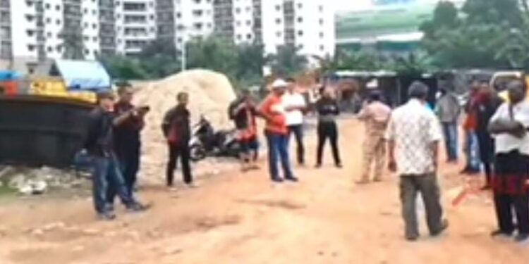 Ricuh, Diduga Sekelompok Orang Mengambil Barang Besi Yang Masih Sitaan Mabes Polri Di Bekasi