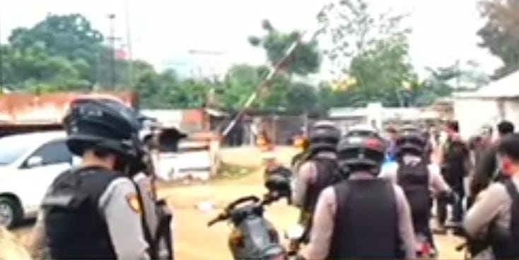 Ricuh, Diduga Sekelompok Orang Mengambil Barang Besi Yang Masih Sitaan Mabes Polri Di Bekasi
