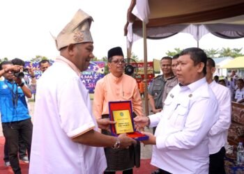Syah Afandin Serahkan Beasiswa & Letakan Batu Pertama Pembangunan Lapangan Futsal SMAN 1 Hinai