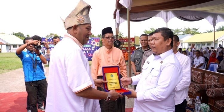 Syah Afandin Serahkan Beasiswa & Letakan Batu Pertama Pembangunan Lapangan Futsal SMAN 1 Hinai