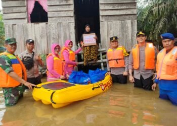 Kapolres Pelalawan Bersama Ketua Cabang Bhayangkari Pelalawan Berikan Bantuan Kepada Puluhan Keluarga Yang Terkena Dampak Luapan Air Sungai Kampar