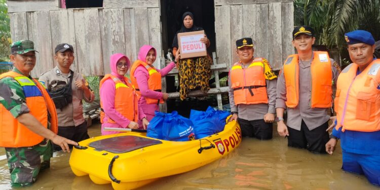 Kapolres Pelalawan Bersama Ketua Cabang Bhayangkari Pelalawan Berikan Bantuan Kepada Puluhan Keluarga Yang Terkena Dampak Luapan Air Sungai Kampar