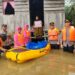Kapolres Pelalawan Bersama Ketua Cabang Bhayangkari Pelalawan Berikan Bantuan Kepada Puluhan Keluarga Yang Terkena Dampak Luapan Air Sungai Kampar