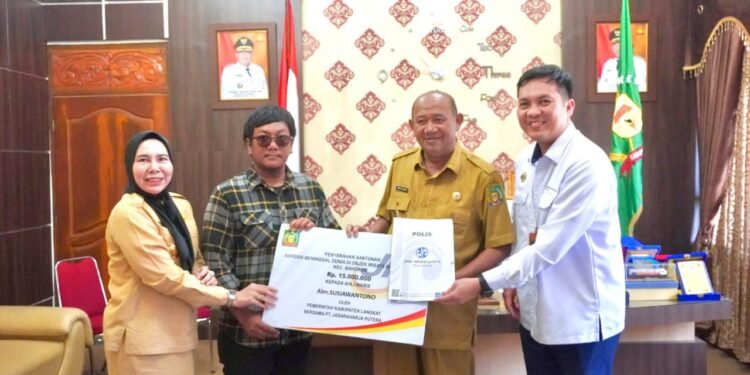 Syah Afandin Serahkan Santunan ke Ahli Waris Korban Meninggal di Objek Wisata