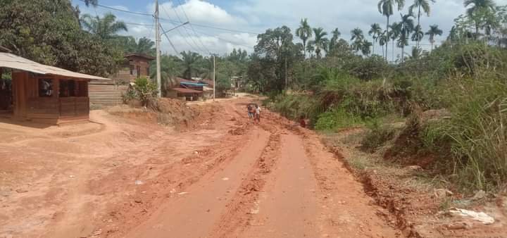 Diguyur Hujan Lebat, Jalan Putus, Kades Muandau Duri Ajak Warga Gotong Royong