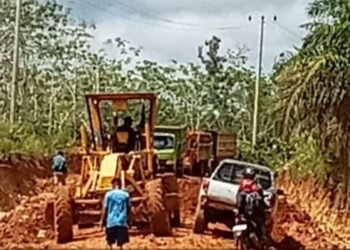 Masyarakat Ketungau Tengah, Mengeluhkan Akses Kalan Yang Rusak Parah Akibat Truk Perusahaan Sawit