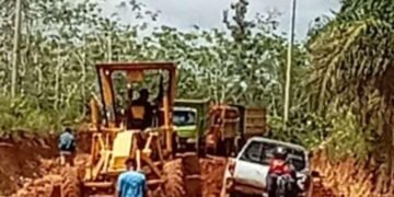 Masyarakat Ketungau Tengah, Mengeluhkan Akses Kalan Yang Rusak Parah Akibat Truk Perusahaan Sawit