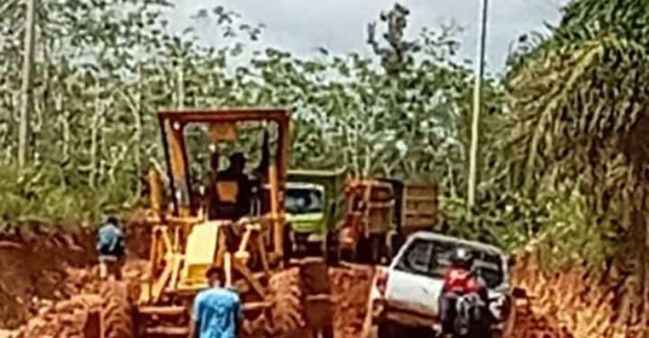 Masyarakat Ketungau Tengah, Mengeluhkan Akses Kalan Yang Rusak Parah Akibat Truk Perusahaan Sawit