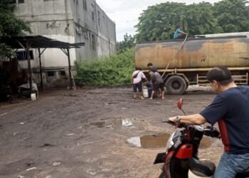 MARAKNYA PENIMBUNAN MINYAK GORENG ILEGAL DI POOL KUMIS RAWAMANGUN SAMPING KANTOR BEACUKAI JAKARTA TIMUR
