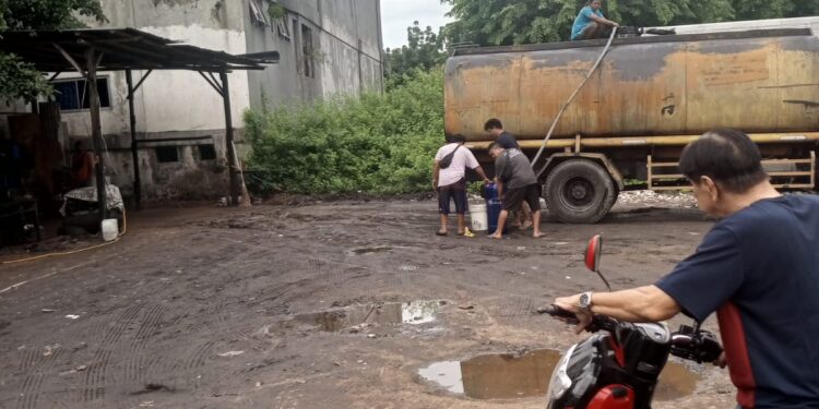 MARAKNYA PENIMBUNAN MINYAK GORENG ILEGAL DI POOL KUMIS RAWAMANGUN SAMPING KANTOR BEACUKAI JAKARTA TIMUR