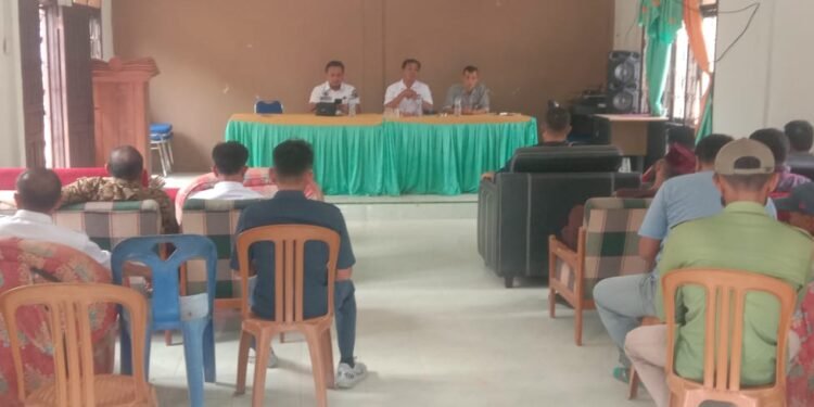 Diguyur Hujan Lebat, Jalan Putus, Kades Muandau Duri Ajak Warga Gotong Royong