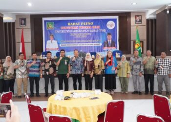 Mewakili Plt. Bupati Langkat, Sekda Amril membuka rapat pleno penyusunan program kerja TPKAD Kabupaten Langkat.