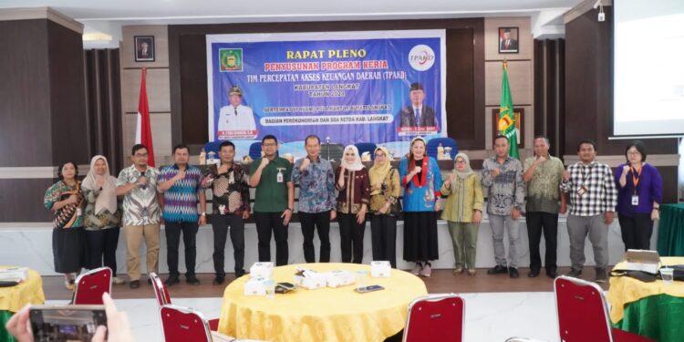 Mewakili Plt. Bupati Langkat, Sekda Amril membuka rapat pleno penyusunan program kerja TPKAD Kabupaten Langkat.
