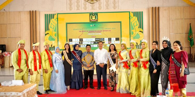 Mewakili Plt Bupati Langkat, Asisten Adm Umum Musti menghadiri Grand Final Putra-Putri Langkat.