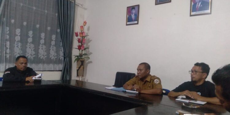 Kades Pardamean Nyelonong Masuk, Saat Kadis PMD Pertemuan Dengan Masyarakat Pardamean dan Pananggahan Tapanuli Tengah.