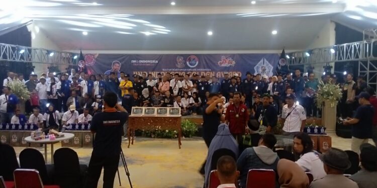 Ketua DPD Kota Bekasi IWO Indonesia Nio Helen Mengapresiasi Pejabat Publik Serta Tokoh Masyarakat Diwilayahnya Dengan Memberikan Piagam Dan Sertifikat Penghargaan
