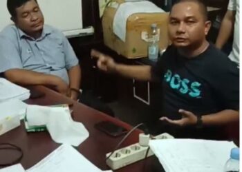 Petinggi Partai “N” Yang Juga Mantan Bupati Tapteng Dengan Pongah Tak ber-etika, nyelonong Mengganggu Panitia Perhitungan Suara di Kantor Kecamatan Sambas Kota Sibolga-Sumut.