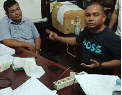 Petinggi Partai “N” Yang Juga Mantan Bupati Tapteng Dengan Pongah Tak ber-etika, nyelonong Mengganggu Panitia Perhitungan Suara di Kantor Kecamatan Sambas Kota Sibolga-Sumut.