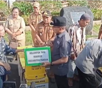 Pj. Bupati Tapanuli Tengah – Sumut Serahkan Bantuan Alsintan Terhadap 7 Kelompok Tani.