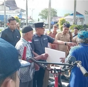 Pj. Bupati Tapanuli Tengah – Sumut Serahkan Bantuan Alsintan Terhadap 7 Kelompok Tani.