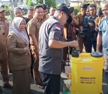 Pj. Bupati Tapanuli Tengah – Sumut Serahkan Bantuan Alsintan Terhadap 7 Kelompok Tani.