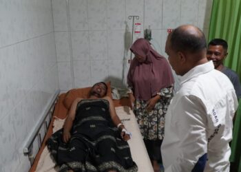 Pj. Bupati Langkat Faisal Hasrimy Menyempatkan waktu, menjenguk Staf Dinas Kominfo yang terkena serangan jantung.