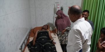 Pj. Bupati Langkat Faisal Hasrimy Menyempatkan waktu, menjenguk Staf Dinas Kominfo yang terkena serangan jantung.