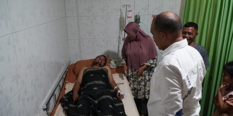 Pj. Bupati Langkat Faisal Hasrimy Menyempatkan waktu, menjenguk Staf Dinas Kominfo yang terkena serangan jantung.