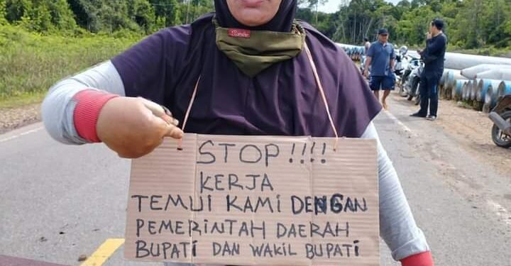 MASYARAKAT MENUNTUT GANTI RUGI ATAS LAHAN ATAU TANAH YANG TERDAMPAK PEMBANGUNAN PROYEK PILE SLIP.