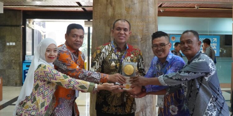 Pj Bupati Langkat Faisal Hasrimy Jemput Piala Adipura tahun 2023 untuk Langkat