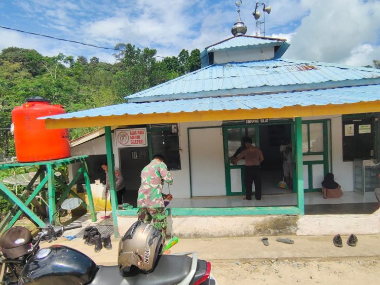 *Jelang Bulan Ramadhan Polsek Silat Hilir Bersama Anggota TNI Gotong-Royong Bersihkan Surau Al Ikhlas*