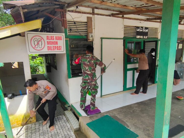 *Jelang Bulan Ramadhan Polsek Silat Hilir Bersama Anggota TNI Gotong-Royong Bersihkan Surau Al Ikhlas*