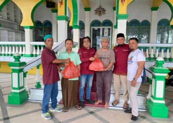 Jumat Berkah, LPM DPC Medan Timur Berbagi Takjil ke Masjid