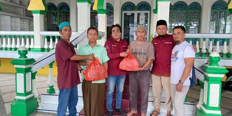 Jumat Berkah, LPM DPC Medan Timur Berbagi Takjil ke Masjid