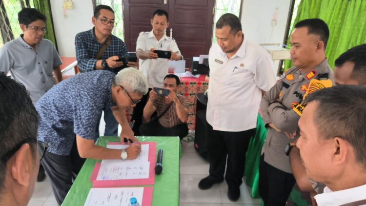 *Kapolsek Ngabang Menghadiri Pembahasan Akhir Naskah Perjanjian Kerjasama PT. Cemaru Lestari dengan Koperasi Produsen Setiganada*
