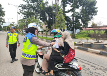 Satlantas Sarolangun Berbagi Takjil Pada Pengendara