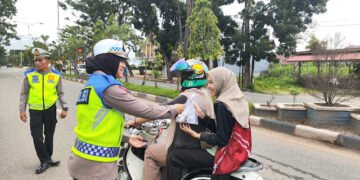 Satlantas Sarolangun Berbagi Takjil Pada Pengendara