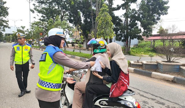 Satlantas Sarolangun Berbagi Takjil Pada Pengendara